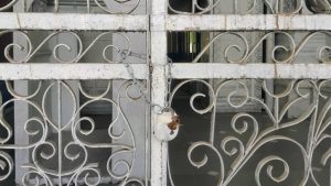 लखनऊमधील सहारा शहर येथील बंद गेटवर मेणाचा शिक्का, जो एकेकाळी 'सहाश्री' सुब्रत रॉय यांच्या साम्राज्याचे केंद्र होता.