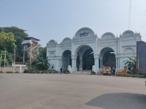 सहा शहराचे भव्य मुख्य प्रवेशद्वार, सुब्रतो रॉय आणि उच्च अधिकाऱ्यांचा किल्ला, जिथे एकेकाळी पंतप्रधान आणि चित्रपट तारे उपस्थित राहून चमकदार मेळाव्यांचे आयोजन करत होते | छायाचित्र: अमृतांश अरोरा | द प्रिंट