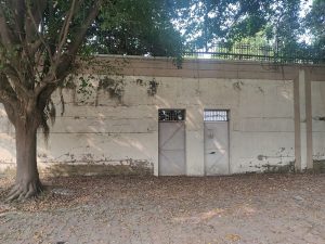 सहारा शहरातील मागचा दरवाजा. सुमारे 150 कर्मचाऱ्यांनी त्यांच्या थकबाकीसाठी निषेध केला तेव्हा स्वप्ना रॉय यांना दुसऱ्या बाजूच्या प्रवेशद्वारातून बाहेर काढण्यात आल्याचे सांगण्यात आले. “मॅडमने आधीच सामान बांधायला सुरुवात केली होती,” असे एका घरातील कर्मचाऱ्याने सांगितले | फोटो: अमृतांश अरोरा | द प्रिंट