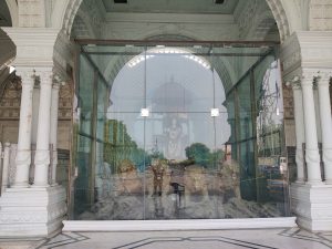 सहारा शहराच्या प्रवेशद्वारावर काचेच्या भिंतींनी बांधलेले भारत माता मंदिर. ती सहारा परिवाराची प्रमुख देवता आहे, इतर मालमत्तांमध्येही अशीच मंदिरे आहेत | फोटो: अमृतांश अरोरा | द प्रिंट