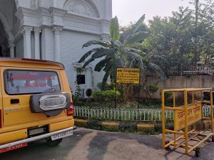 सहारा शहराबाहेर लखनऊ महानगरपालिकेची व्हॅन आणि बोर्ड, जी एलएमसीने 6 ऑक्टोबर रोजी सील केली होती | फोटो: अमृतांश अरोरा | द प्रिंट