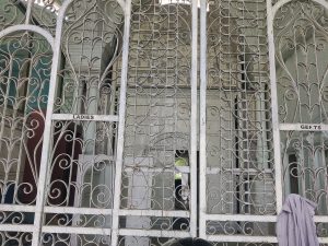 एकेकाळी येणाऱ्या व्हीव्हीआयपी आणि सहारा अधिकाऱ्यांचे स्वागत करणाऱ्या लोखंडी दरवाज्यावर आता एक शर्ट सुकण्यासाठी लटकलेला आहे | फोटो: अमृतांश अरोरा | द प्रिंट