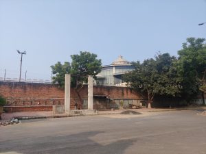 180 एकरच्या सहारा शहराचे दृश्य. हेलिपॅड आणि सभागृह असलेली ही खाजगी इस्टेट "केवळ हवेलीपेक्षा मुघल किल्ल्यासारखी होती," असे द बिलियनेअर राज मध्ये जेम्स क्रॅबट्री यांनी लिहिले | फोटो: अमृतांश अरोरा | द प्रिंट