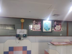 राष्ट्रीय सहारा कार्यालयात सुब्रत रॉय यांचे फोटो आणि त्यांच्या 'थिंक विथ मी: फंडामेंटल्स फॉर मेकिंग अवर कंट्री आयडियल' या पुस्तकाचे पोस्टर्स. सहारा परिवारात वर्षानुवर्षे त्यांना एक बुद्धिमान व्यक्ती म्हणून वागवले जात होते | फोटो: अमृतांश अरोरा | द प्रिंट