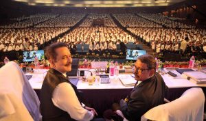 2017 मध्ये समूहाच्या 40 व्या वर्धापन दिनानिमित्त अहमदाबादमध्ये सहारा कर्मचाऱ्यांना संबोधित करताना सुब्रत रॉय. एकेकाळी, रेल्वेनंतर सहारा ही भारतातील सर्वात मोठी नियोक्ता कंपनी असल्याचे म्हटले जात होते | फोटो: फेसबुक/सहारा इंडिया परिवार