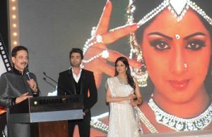 2013 मध्ये पद्मश्री मिळाल्यानंतर सहारा स्टार येथे श्रीदेवीसाठी आयोजित केलेल्या "मेगा-बॅश" मध्ये सुब्रत रॉय. रात्रीच्या एका यूट्यूब व्हिडिओमध्ये जितेंद्र, अनिल कपूर, अनुपम खेर आणि सोनू निगम गर्दीत दिसत आहेत; "सहारा परिवार हमारा परिवार है," श्रीदेवी म्हणाली | फोटो: फेसबुक/ सहारा इंडिया परिवार