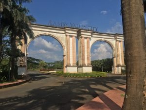 अँबी व्हॅली इस्टेटचे भव्य प्रवेशद्वार | छायाचित्र: अमृतांश अरोरा | द प्रिंट