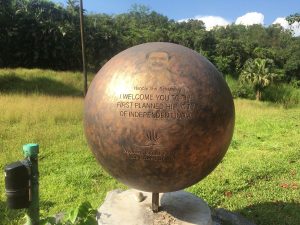 सुब्रत रॉय यांचा स्वागत संदेश लिहिलेला अँबी व्हॅली येथील धातूचा गोलाकार | फोटो: अमृतांश अरोरा | द प्रिंट