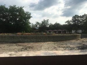 हॉलिडे होम्सच्या रांगेत एका ओसाड कोरड्या कारंज्याचे दर्शन घडते | फोटो: अमृतांश अरोरा | द प्रिंट