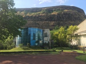 अम्बी व्हॅलीमधील एक न वापरलेली काचेची इमारत | फोटो: अमृतांश अरोरा | द प्रिंट