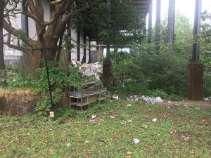 अंबी व्हॅलीमधील गेमिंग आर्केडचा मागचा भाग कचऱ्याने भरलेला आहे. देखभालीसाठी पैशांची कमतरता आहे, असे आतील लोक म्हणतात | फोटो: अमृतांश अरोरा | द प्रिंट