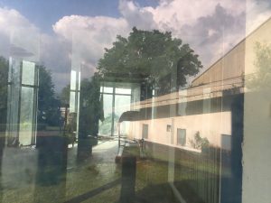 अंबी व्हॅलीमधील एका पोकळ इमारतीच्या आतील एक झलक | फोटो: अमृतांश अरोरा | द प्रिंट