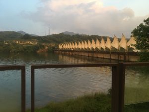 अंबी व्हॅलीच्या कृत्रिम तलावावरील पुलावर अजूनही लक्झरी एसयूव्ही दिसतात | फोटो: अमृतांश अरोरा | द प्रिंट