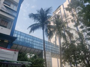 लखनऊच्या अलीगंज परिसरातील दोन सीलबंद सहारा इमारतींना जोडणारा एक स्कायवॉक | फोटो: अमृतांश अरोरा | द प्रिंट