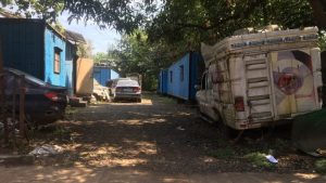 मुंबईतील एसव्ही रोडवरील सहारा इंडिया पॉइंटवर सोडून दिलेल्या कंपनीच्या गाड्या धूळ खात पडलेल्या आहेत. फोटो: अमृतांश अरोरा | द प्रिंट