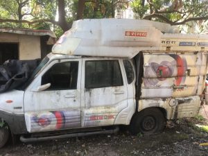 मुंबईतील सहारा इंडिया पॉइंटवरील तुटलेली ओबी व्हॅन. एकेकाळी सहाराचे शहर कार्यालय म्हणून सूचीबद्ध असलेला हा भूखंड आता कंपनीच्या भूतकाळातील कचराकुंडी बनलेल्या रिकामा जागेत रूपांतरित झाला आहे | फोटो: अमृतांश अरोरा | द प्रिंट