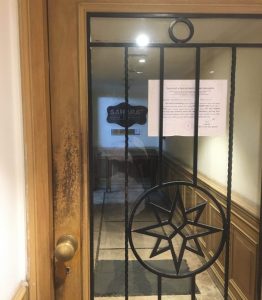 नरिमन पॉइंट येथील अटलांटा बिल्डिंगमधील सहारा कार्यालयात जिल्हाधिकाऱ्यांकडून अटचमेंट नोटिस आली आहे | छायाचित्र: अमृतांश अरोरा | द प्रिंट