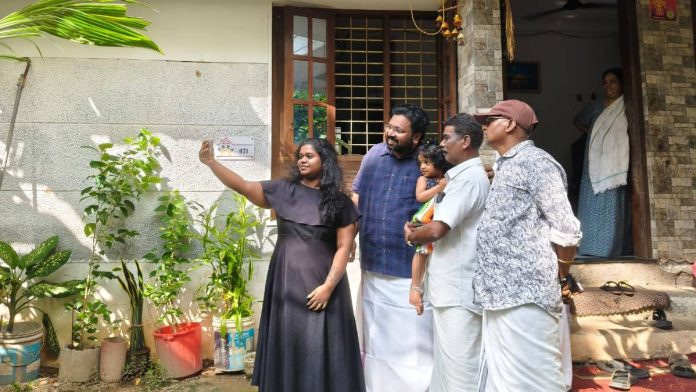 तिरुअनंतपुरममध्ये बुधवारी प्रचार करताना मतदारांसोबत काँग्रेसचे महापौरपदाचे उमेदवार के.एस. सबरीनाधन (निळ्या पोशाखात)