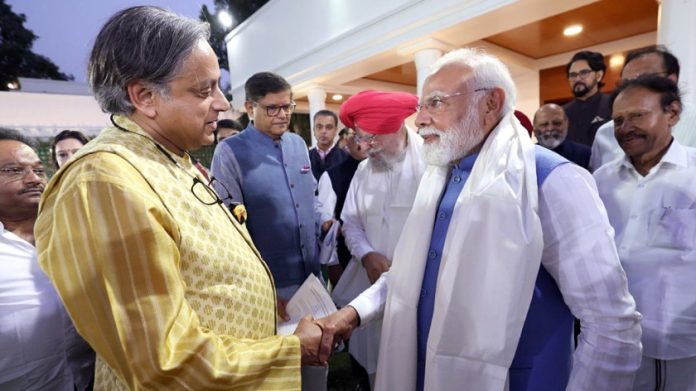 प्रातिनिधिक छायाचित्र: काँग्रेस खासदार शशी थरूर यांच्यासोबत पंतप्रधान मोदी