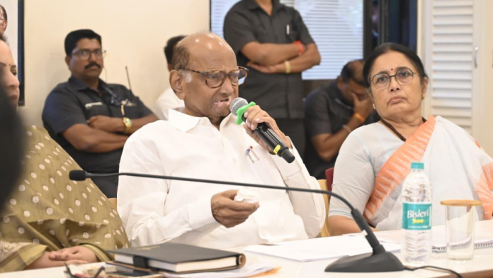 बीएमसी निवडणुकीसंदर्भात राष्ट्रवादी काँग्रेस (शप) प्रमुख शरद पवार त्यांच्या पक्षाच्या कार्यकर्त्यांसोबतच्या बैठकीत