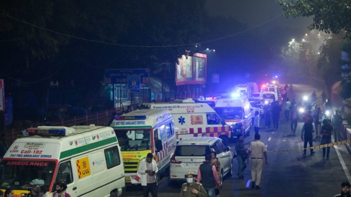 नवी दिल्लीतील लाल किल्ला मेट्रो स्टेशनजवळ स्फोटाच्या ठिकाणी रुग्णवाहिका आणि अग्निशमन दलाच्या गाड्या