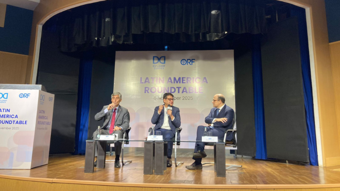 नवी दिल्लीतील बी.आर. आंबेडकर आंतरराष्ट्रीय केंद्रात ओआरएफ हर्ष व्ही. पंत यांच्यासोबत चिलीचे राजदूत जुआन अँगुलो आणि अर्जेंटिनाचे राजदूत मारियानो कॉसिनो