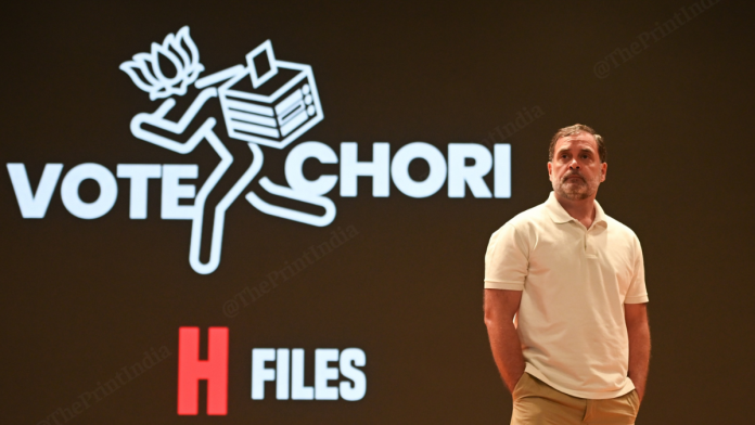 5 नोव्हेंबर 2025 रोजी नवी दिल्ली येथे ‘मत चोरी’ या विषयावर पत्रकार परिषदेत बोलताना लोकसभेतील विरोधी पक्षनेते राहुल गांधी.