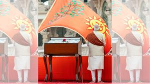 पंतप्रधान नरेंद्र मोदी मंगळवारी अयोध्येतील श्री राम जन्मभूमी मंदिरात ध्वजरोहण उत्सवादरम्यान श्री राम जन्मभूमी मंदिरावर भगवा ध्वज फडकवण्यापूर्वी प्रार्थना करताना .