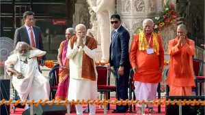 मंगळवारी अयोध्येतील श्री राम जन्मभूमी मंदिरात ध्वजारोहण उत्सवात पंतप्रधान नरेंद्र मोदी यांनी लोकांना अभिवादन केले. उत्तर प्रदेशचे मुख्यमंत्री योगी आदित्यनाथ, राज्यपाल आनंदीबेन पटेल आणि राष्ट्रीय स्वयंसेवक संघ (आरएसएस) प्रमुख मोहन भागवत देखील उपस्थित होते | एएनआय