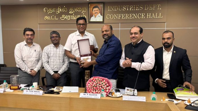 तामिळनाडूचे मंत्री टीआरबी राजा (डावीकडून तिसरे) आणि केरळचे मंत्री पी राजीव (डावीकडून चौथे) यांनी या आठवड्यात राज्यांच्या उद्योग विभागाच्या सचिवांसह एक बैठक घेतली.