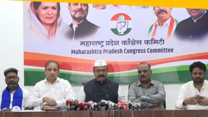 व्हीबीएचे धैर्यवर्धन पुंडकर आणि महाराष्ट्र काँग्रेसचे अध्यक्ष हर्षवर्धन सपकाळ यांनी बीएमसी निवडणुकीसाठी युतीची घोषणा केली.