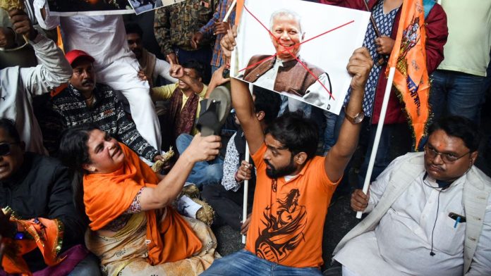 बांगलादेशातील हिंदूविरोधी हिंसाचाराच्या निषेधार्थ कोलकातामध्ये युनुसविरोधी निदर्शने