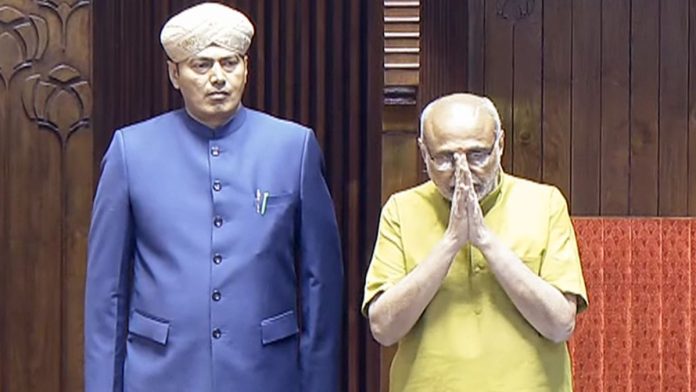 सोमवारी नवी दिल्ली येथे संसदेच्या हिवाळी अधिवेशनादरम्यान सभागृहाचे कामकाज चालविण्यासाठी राज्यसभेचे अध्यक्ष सी. पी. राधाकृष्णन यांचे आगमन.