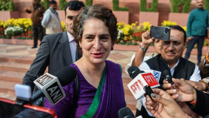 मंगळवारी नवी दिल्ली येथे हिवाळी अधिवेशनाच्या दुसऱ्या दिवशी संसदेच्या आवारात काँग्रेस खासदार प्रियंका गांधी.