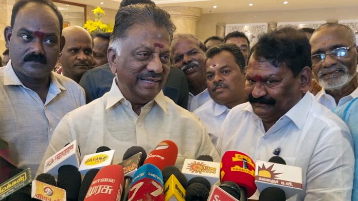 ओ. पनीरसेल्वम यांचे संग्रहित छायाचित्र