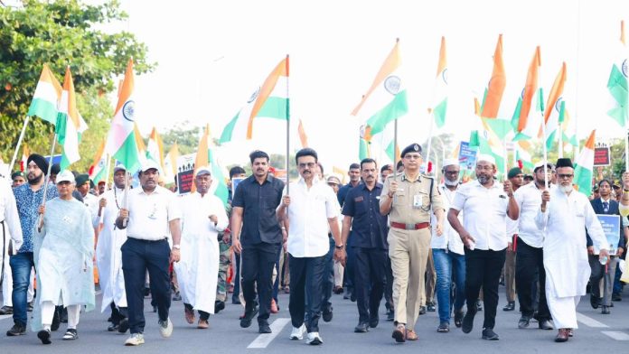 चेन्नईमधील एका रॅलीत तामिळनाडूचे मुख्यमंत्री आणि द्रमुकचे अध्यक्ष एम.के. स्टॅलिन मंत्री आणि आमदारांसोबत असतानाचे एक जुने छायाचित्र.