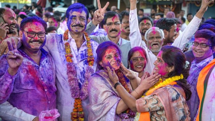 रविवारी नागपूरजवळील वाडी ग्रामीण भागात महाराष्ट्र स्थानिक स्वराज्य संस्था निवडणुकीत विजय मिळवल्यानंतर भाजप उमेदवार समर्थकांसोबत जल्लोष करताना.