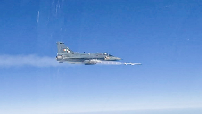 फाइल फोटो: तेजस एलसीए एमके-1 ॲस्ट्रा क्षेपणास्त्र चाचणी