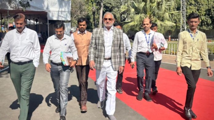 एनसीपीचे माणिकराव कोकाटे (सनग्लासेस घातलेले) यांच्याकडून महाराष्ट्र क्रीडा आणि अल्पसंख्याक व्यवहार मंत्रीपद काढून घेण्यात आले.