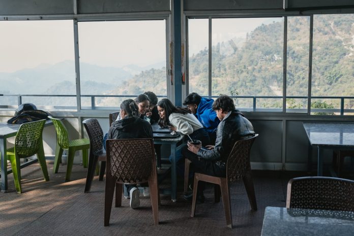 डेहराडूनमधील एका रस्त्यालगतच्या उपाहारगृहात विद्यार्थ्यांचा एक गट जिओहॉटस्टारवर व्हिडिओ पाहत आहे.