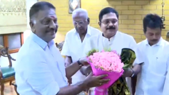 ओपीएस हे टीटीव्ही दिनकरन यांना पुष्पगुच्छ देतानाचे संग्रहित छायाचित्र.