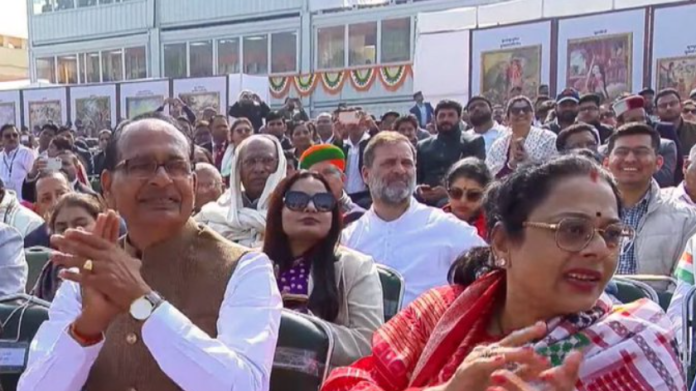 दिल्लीच्या कर्तव्य पथावर प्रजासत्ताक दिनाच्या संचलनादरम्यान व्हीआयपी कक्षाच्या तिसऱ्या रांगेत बसलेले राहुल गांधी आणि मल्लिकार्जुन खर्गे.