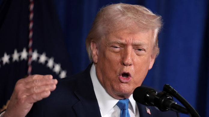 'रशियन अर्थव्यवस्था अत्यंत वाईट आहे,' असे अमेरिकेचे राष्ट्राध्यक्ष डोनाल्ड ट्रम्प यांनी एअर फोर्स वन विमानात सांगितले | रॉयटर्स फाइल फोटो