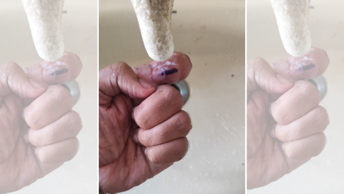 नखांवरून शाई पुसली जात असल्याचे दाखवणाऱ्या व्हिडिओचा स्क्रीनग्रॅब.