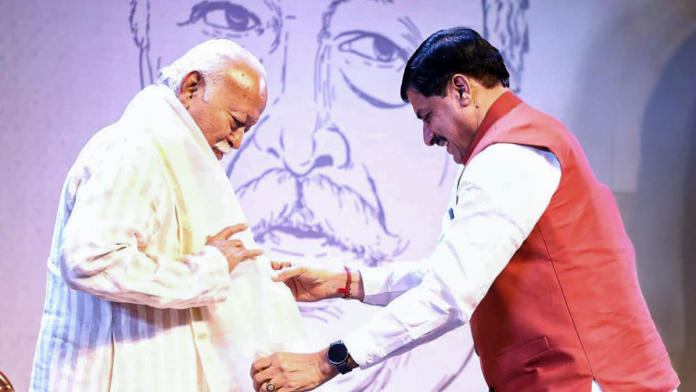 आरएसएस प्रमुख मोहन भागवत आणि मध्य प्रदेशचे मुख्यमंत्री मोहन यादव यांचे संग्रहित छायाचित्र.