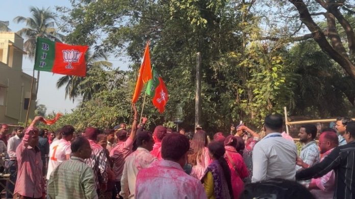 भाजप कार्यकर्त्यांनी मुंबईत पक्षाचा झेंडा घेऊन विजय रॅली काढली.