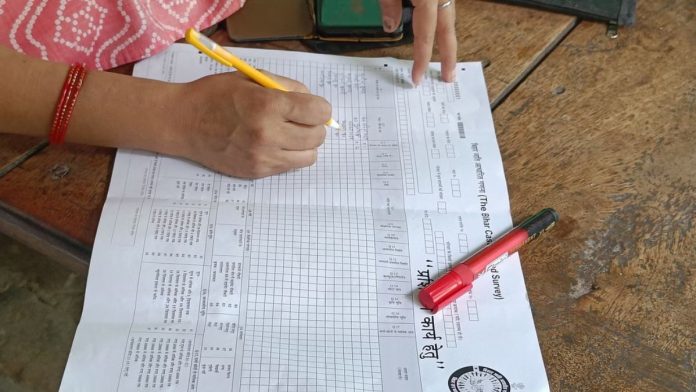 बिहारमध्ये जनगणना करणाऱ्यांनी वापरलेला जातीनिहाय जनगणनेसाठीचा 17-स्तंभीय अर्ज