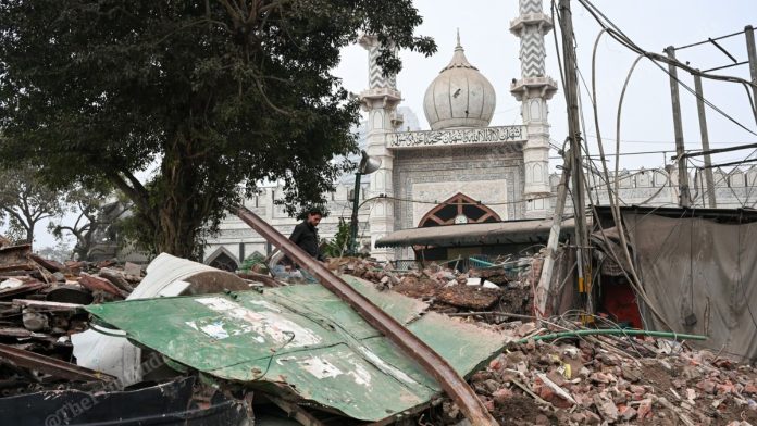 बुधवारी पहाटेच्या सुमारास मशिदीच्या आजूबाजूचे अतिक्रमण हटवण्याची कारवाई करण्यात आली.