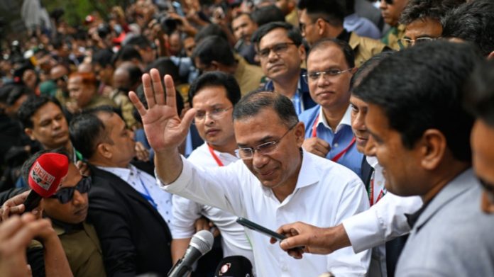 बांगलादेश नॅशनलिस्ट पार्टीचे अध्यक्ष तारिक रहमान गुरुवारी बांगलादेशातील ढाका येथे राष्ट्रीय संसदीय निवडणुकीत मतदान केल्यानंतर बाहेर पडताना.