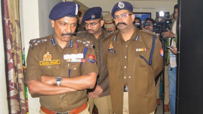 बुधवारी गाझियाबाद येथील सोसायटीमध्ये अतिरिक्त पोलीस आयुक्त आलोक प्रियदर्शी आणि केशव कुमार चौधरी.